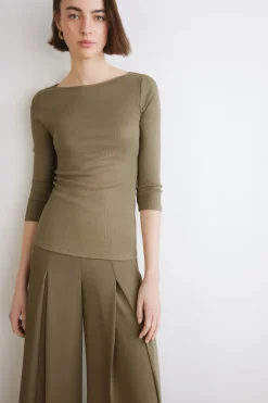 Maglia con scollo a barchetta